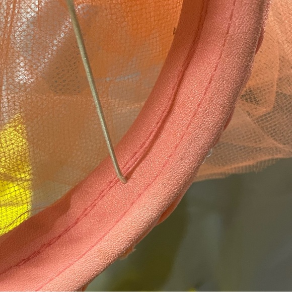 Fedora coral colored Facinator. 50’s style. Rare find. loose threads see pics. - Picture 8 of 10